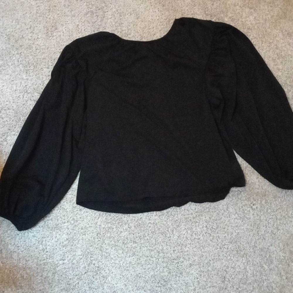 Puffy black sleeve dress shirt
